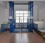 升降平台使用减速机和液压油缸的对比